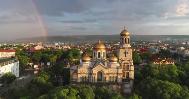 Luchtfoto Van Kathedraal Van Veronderstelling Varna Bulgarije Mooie Regenboog — Stockvideo