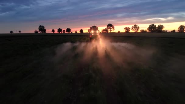 Campo Cultivo Trator Primavera Vista Aérea Pôr Sol — Vídeo de Stock