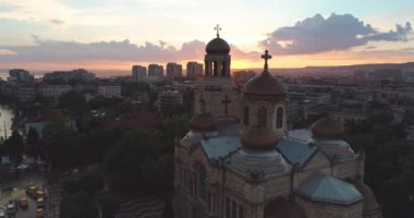 Varna, Bulgaristan'daki Varsayım Katedrali. Şehir üzerinde havadan günbatımı görünümü