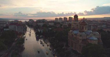 Varna, Bulgaristan'daki Varsayım Katedrali. Şehir üzerinde havadan günbatımı görünümü