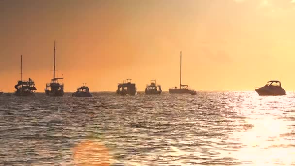 Ανατολή Πάνω Από Γιοτ Καταμαράν Και Βάρκα Στην Τροπική Καραϊβική — Αρχείο Βίντεο