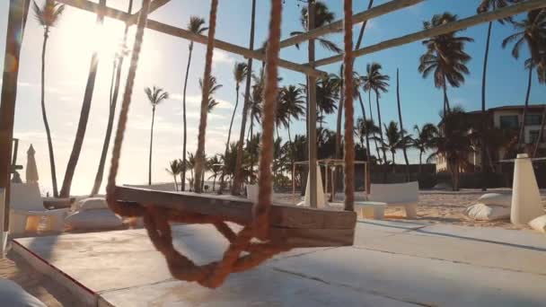 热带海滩上的木制秋千 在乐园中的松懈 — 图库视频影像