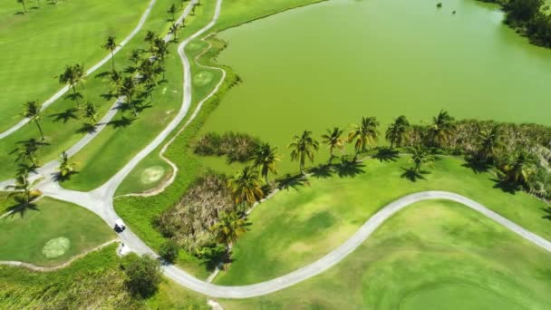 热带加勒比度假胜地高尔夫球场池塘鸟瞰图 — 图库视频影像