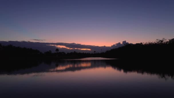 Západ Slunce Nad Jezerem Tropickém Golfovém Hřišti — Stock video