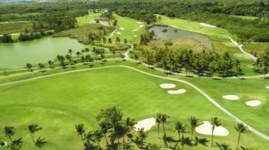 Tropikal Karayipler tatil golf sahasında gölet havadan görünümü
