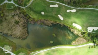 Tropikal Karayipler tatil golf sahasında gölet havadan görünümü