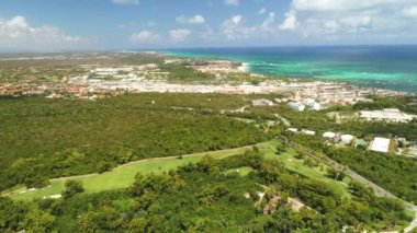 Tropikal Karayip plaj tesisi ve golf sahasıhavadan görünümü. Punta Cana