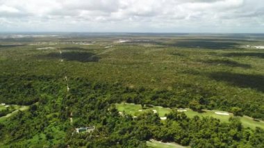 Tropikal Karayip ler beldesinde palmiye ağaçları orman ve golf sahası üzerinde havadan görünümü 