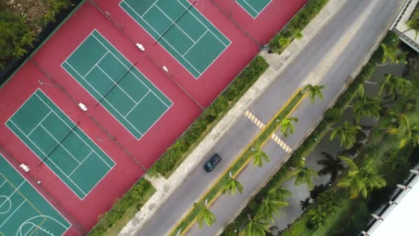 Flygplatsutsikt Över Lekplats Med Tennis Basket Och Volleybollplan Tropical Resort — Stockvideo