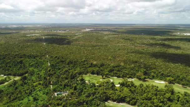 热带加勒比度假胜地棕榈树丛林和高尔夫球场的鸟瞰图 — 图库视频影像