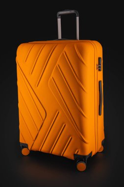 Siyah arka plan üzerinde izole uçuş için bagaj ile Bavul turuncu, kırpma yolu