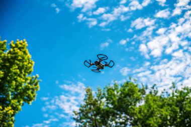 Gökyüzünde uçan drone quadcopter