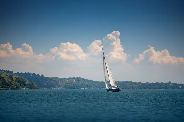 Regata de vela no vento através das ondas no mar — Fotografia de Stock