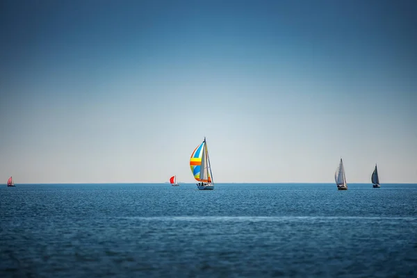 Regata de vela en el viento a través de las olas en el mar — Foto de Stock