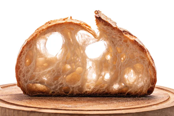 Кусок теста свежеиспеченного хлеба на белом фоне . — стоковое фото