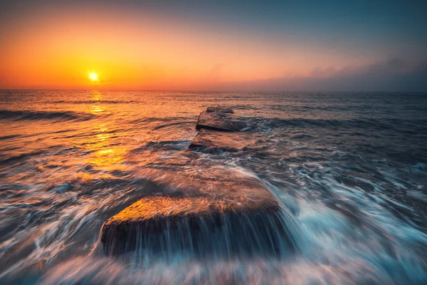 Beautiful sunrise over the sea waves — Stock Photo, Image