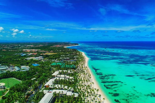 Letecký pohled na plážové letovisko Punta Cana, Dominikánská republika. Exotický ostrov. — Stock fotografie