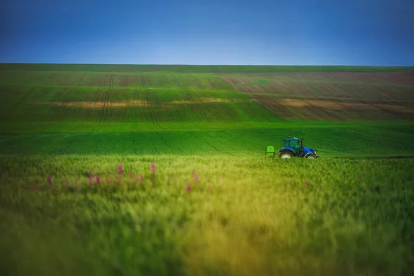 Agricultura tractor arado y pulverización en el campo —  Fotos de Stock