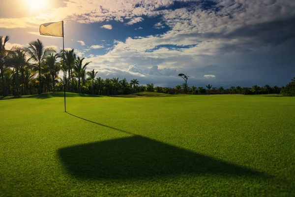 Campo de golf en el campo — Foto de Stock