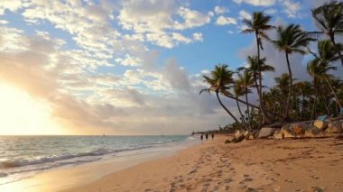 Sunrise, deniz ve tropikal ada Plajı Punta Cana, Dominik Cumhuriyeti. Etrafında palmiye ağaçları.