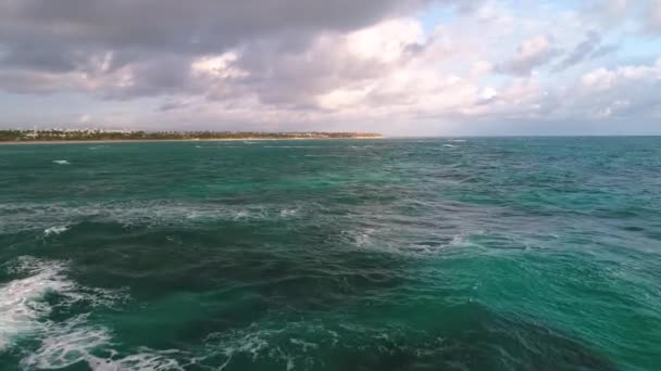 Luftaufnahme Über Karibische Meereswellen Und Landschaft Der Tropischen Insel Dominikanische — Stockvideo