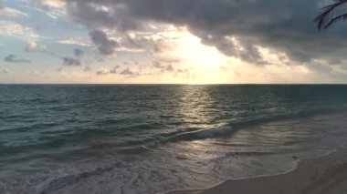 Karayip Adası plajında okyanus Denizi gündoğumu. Punta Cana, Dominik Cumhuriyeti