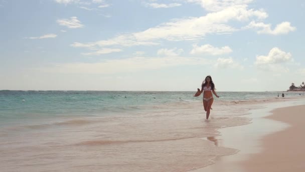 快乐性感的女人在比基尼享受热带大海和异国情调的海滩在蓬塔卡纳 多米尼加共和国 — 图库视频影像