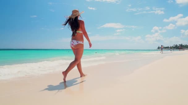 Όμορφη Γυναίκα Sunhat Και Μπικίνι Περπάτημα Στο Paradise Island Beach — Αρχείο Βίντεο