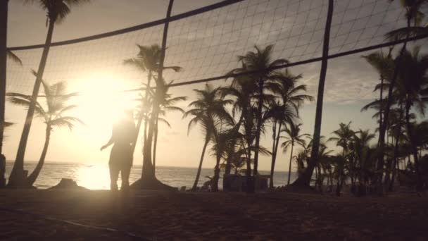 Sonnenaufgang Tropischen Strand Freunde Spielen Beachvolleyball — Stockvideo