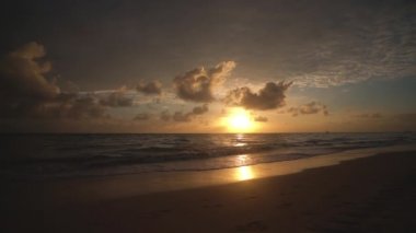 Karayip Adası plajında okyanus Denizi gündoğumu. Punta Cana, Dominik Cumhuriyeti
