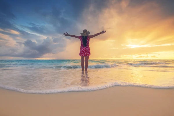 熱帯カリブ海の島のビーチを楽しむ無料の幸せな女性、Dominan 共和国 — ストック写真