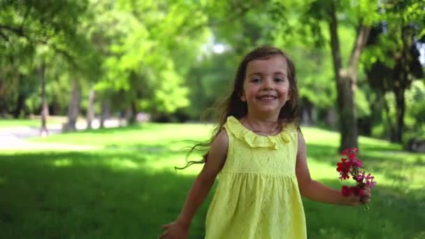 Menina Feliz Com Vestido Amarelo Correndo Descalço Grama Verde Parque — Vídeo de Stock
