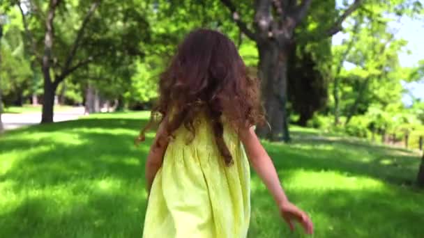 Niña Feliz Con Vestido Amarillo Corriendo Descalza Sobre Hierba Verde — Vídeo de stock