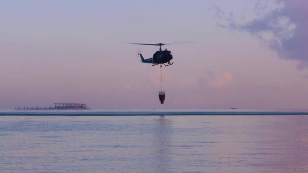 Elicottero Dei Pompieri Soccorso Raccoglie Acqua Mare Vola Verso Disastro — Video Stock