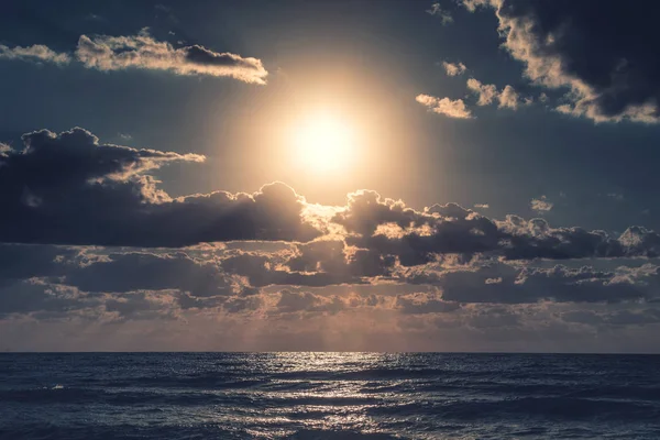 Beautiful sunrise over the sea waves — Stock Photo, Image