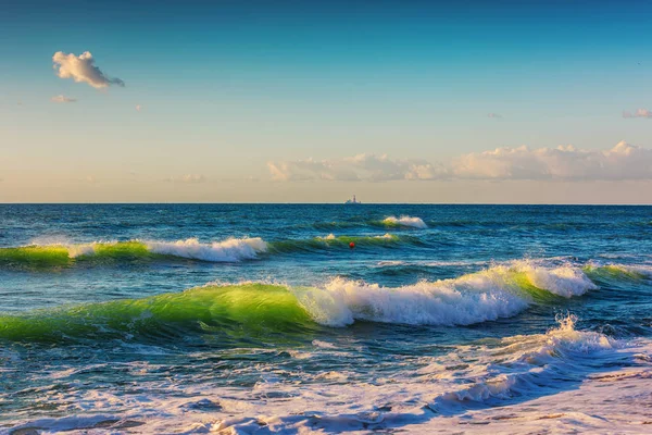Sunrise Splashing Sea Wave e praia — Fotografia de Stock