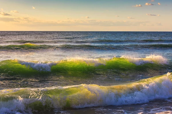 Sunrise Sea Wave en strand — Stockfoto