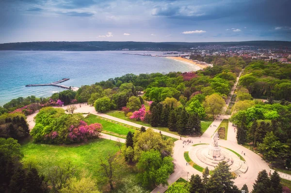 Jarní čas ve Varně v Bulharsku, krásný vzdušný výhled nad mořský zahradní Park — Stock fotografie
