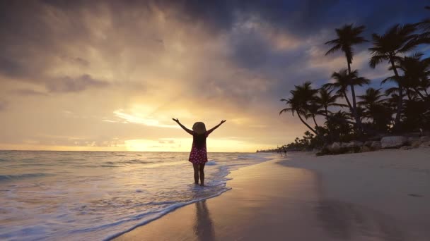 天堂岛海滩的热带度假 穿着礼服的快乐女人享受着大海的日出 多米尼加共和国 — 图库视频影像