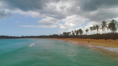 Egzotik plaj Macao etrafında palmiye ağaçları ve sörf dalgaları ile. Tatil ve tatil konsepti. Tropik ada.