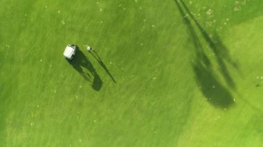 Golf Sahası ve şampiyon oyuncu lüks tropikal tatil, havadan görünümde oyun oynuyor. Dominik Cumhuriyeti
