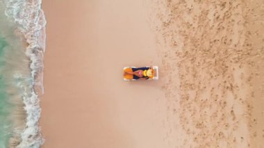 Cennet tropikal adada Plaj tatil, temiz su ve plajpastoral yaz arka plan üzerinde rahatlatıcı seksi güneşten kadın. En iyi görüntü havadan drone video.