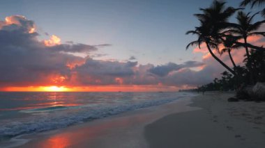 Punta Cana, Dominik Cumhuriyeti. Cennet tropikal ada plaj ve güzel gündoğumu Manzara
