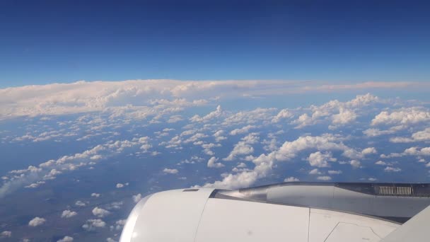 飞机在海洋和热带岛屿上空的云层上飞行 清晨日出与飞机翼 — 图库视频影像