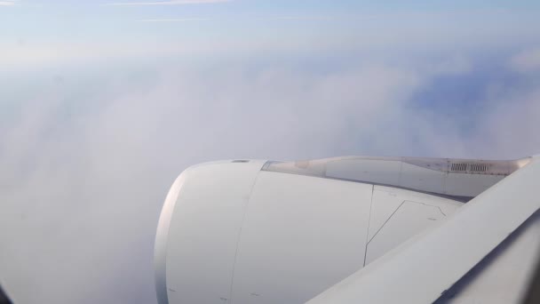 飞机在海洋和热带岛屿上空的云层上飞行 清晨日出与飞机翼 — 图库视频影像
