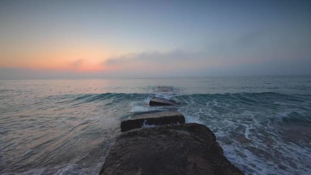 Morze Wschód Słońca Plaża Taniec Fale Rozpryskiwania Piasku — Wideo stockowe
