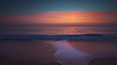 Tropik plaj ve güzel deniz gündoğumu. Dramatik bulutlar ve dans dalgaları.