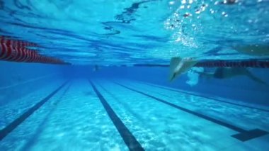 Berrak spor havuzunda yüzen sualtı adamı