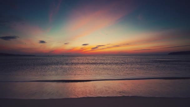 トロピカルビーチと美しい海の日の出 ドラマチックな雲と踊る波 — ストック動画