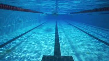 Berrak spor havuzunda yüzen sualtı adamı